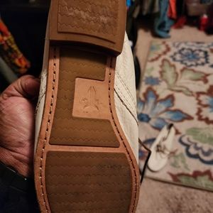 Cream Frye leather shoes size 8.5 never worn pink stain